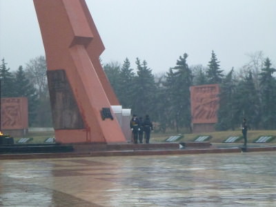 Soldiers at the Eternal Flame Memorial.