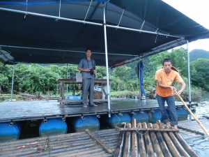 photos of bamboo rafting in yangshuo