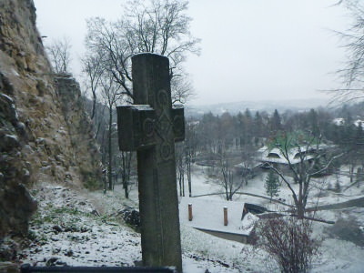 A cross at the top of the walk to the Castle entrance.