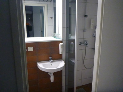 Pristine bathroom at Hotel Shnelli.