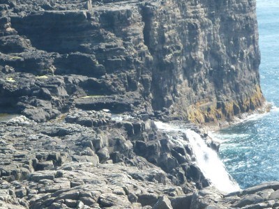 The edge of Geituskorardrangur and the waterfall