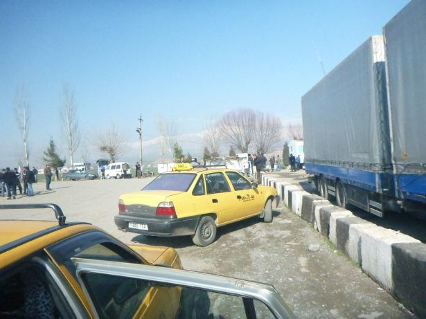Taxi ranks at the border before Sariosiyo