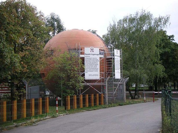Backpacking in Kugel Mugel: A Spherical House Republic in Vienna
