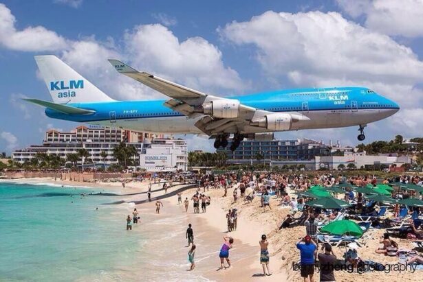 Backpacking in Sint Maarten: Aeroplanes Flying Above Your Head At The Famous Sunset Bar on Maho Beach