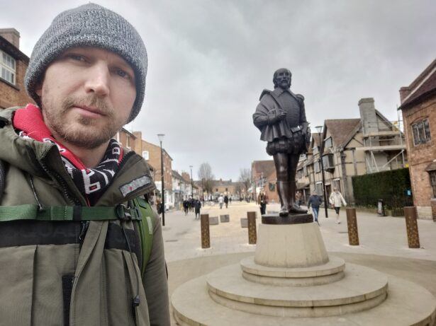 Backpacking in Stratford Upon Avon, England: Statue of William Shakespeare