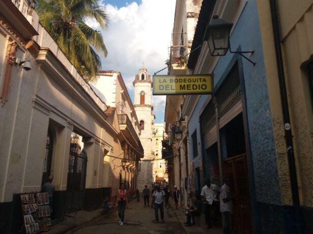 The Hemingway Trail: Drinking A Mojito In La Bodeguita Del Medio in Havana, Cuba 🇨🇺